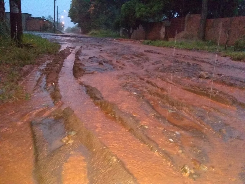 Cansados de barro e "buracada", moradores da Vila Romana fazem protesto na Capital
