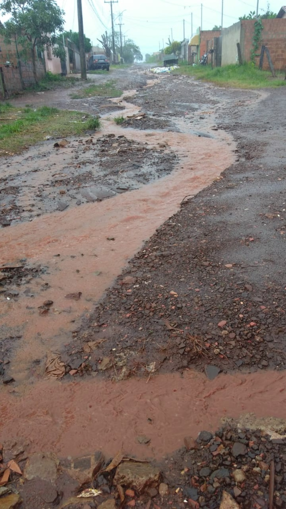 Cansados de barro e "buracada", moradores da Vila Romana fazem protesto na Capital