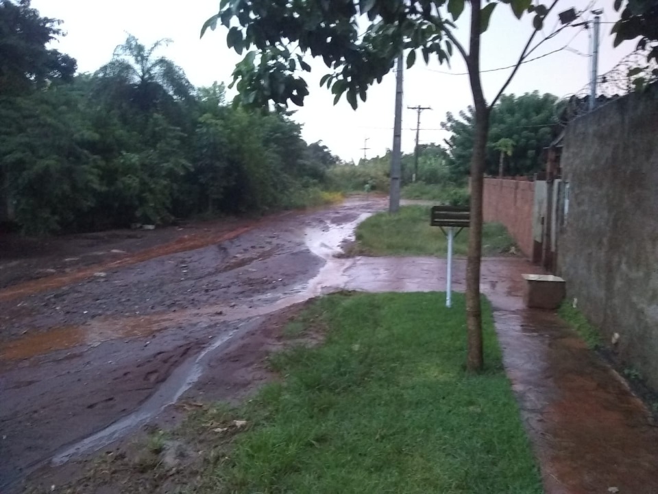 Cansados de barro e "buracada", moradores da Vila Romana fazem protesto na Capital