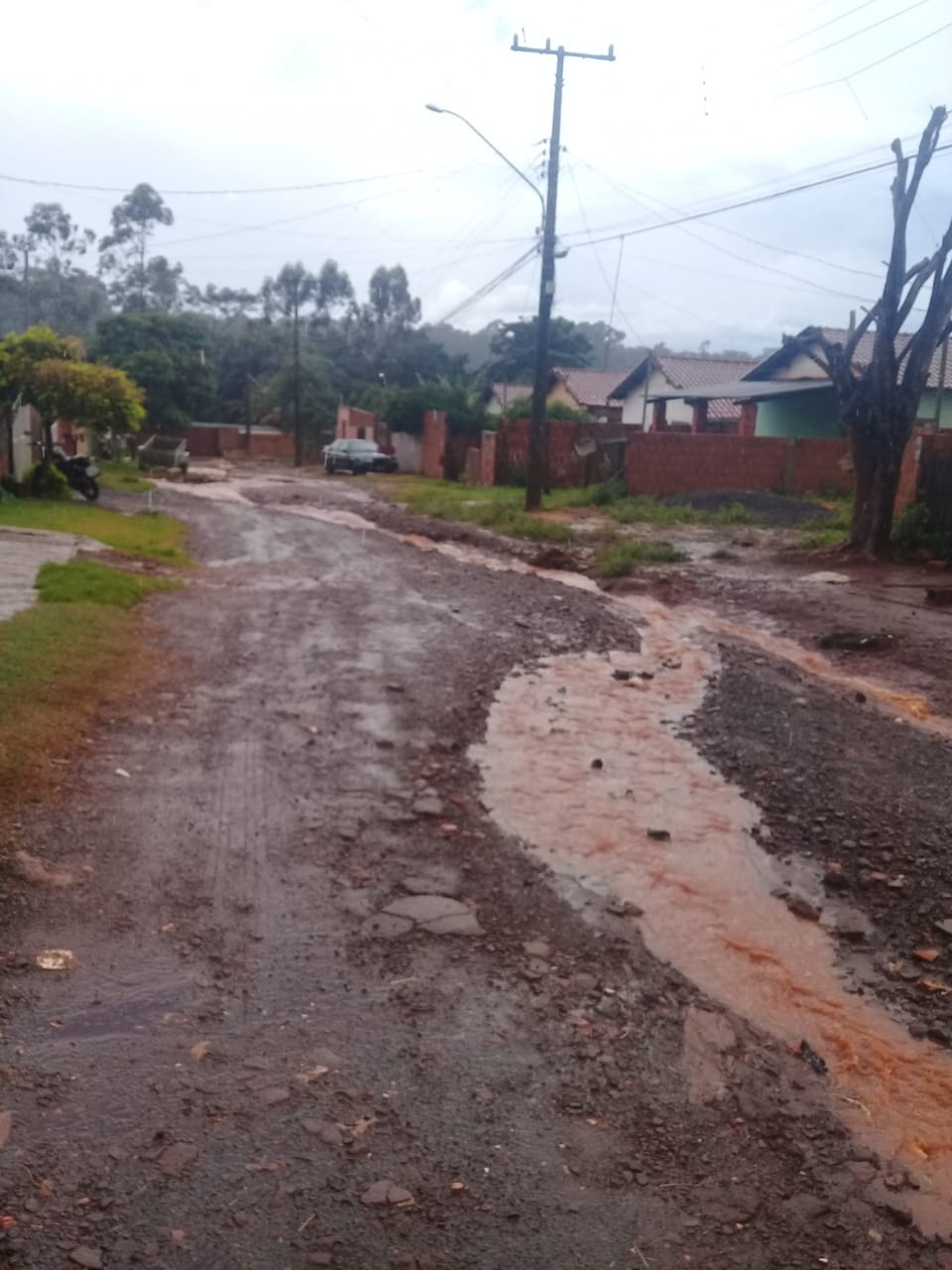 Cansados de barro e "buracada", moradores da Vila Romana fazem protesto na Capital