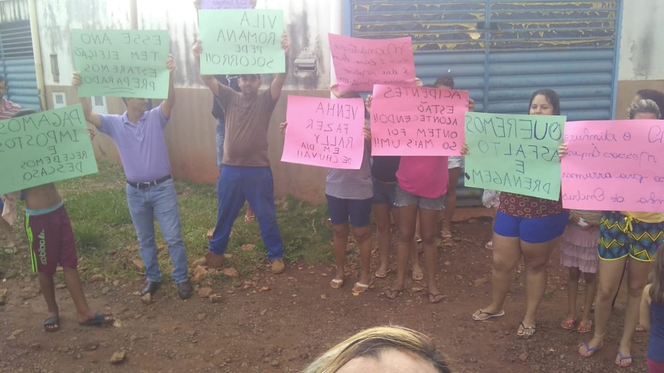 Cansados de barro e "buracada", moradores da Vila Romana fazem protesto na Capital