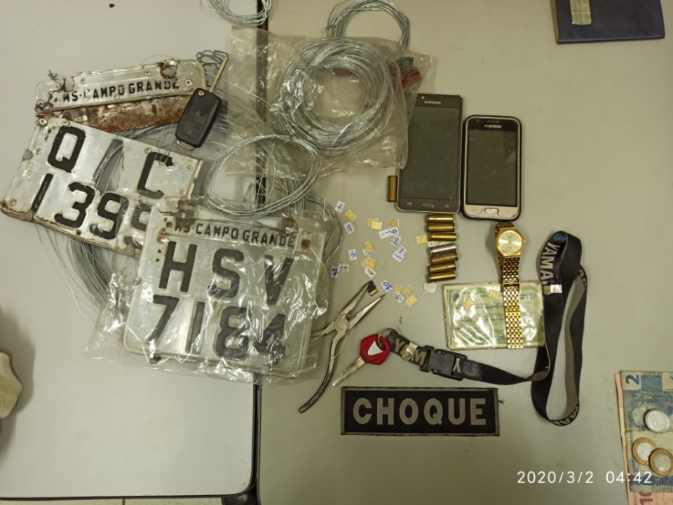 Choque fecha fábrica clandestina de placas de veículos