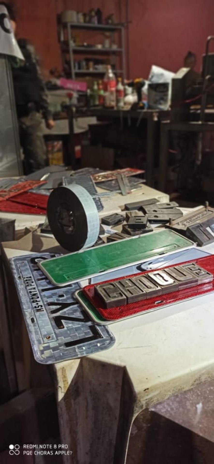 Choque fecha fábrica clandestina de placas de veículos