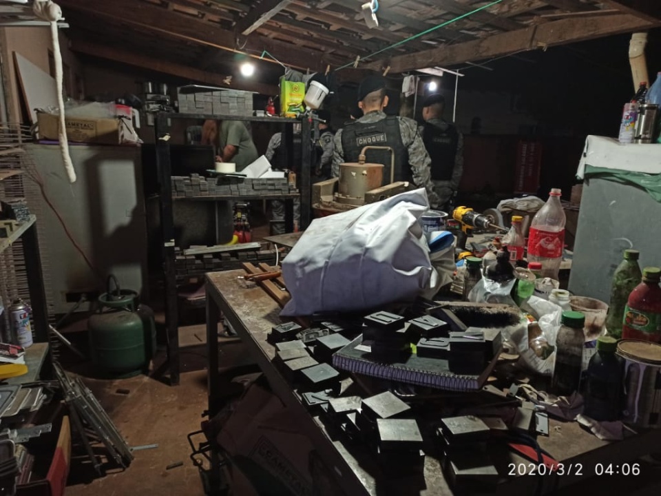 Choque fecha fábrica clandestina de placas de veículos