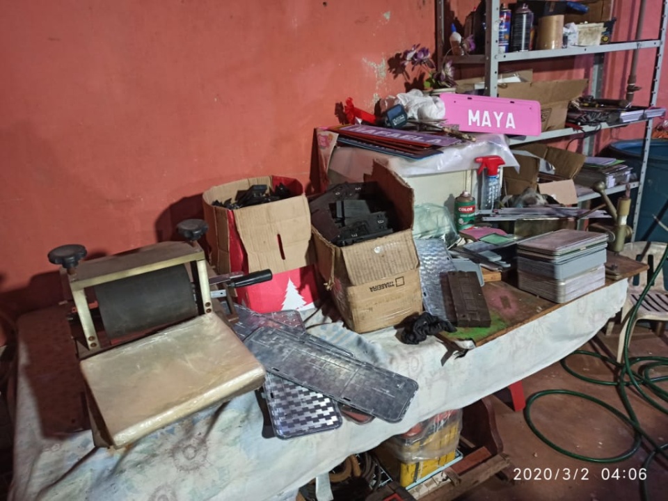 Choque fecha fábrica clandestina de placas de veículos