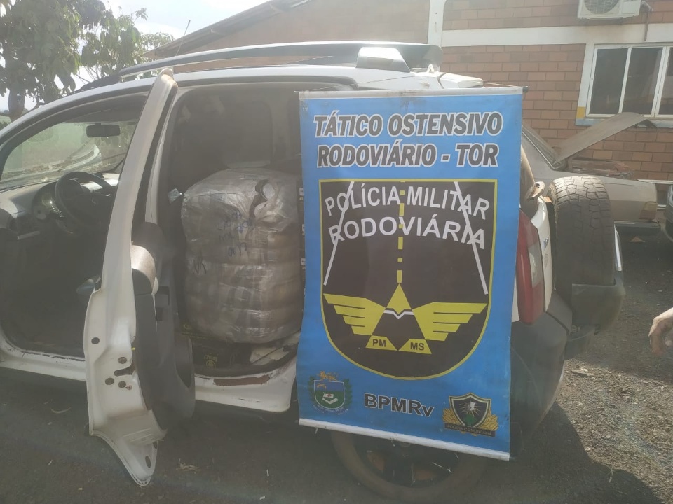 Polícia apreende comboio de veículos com produtos contrabandeados