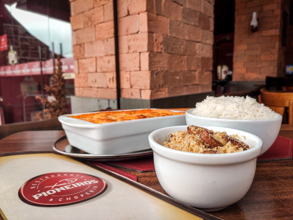 Restaurante Pioneiros traz cardápio variado com peixes e especiarias