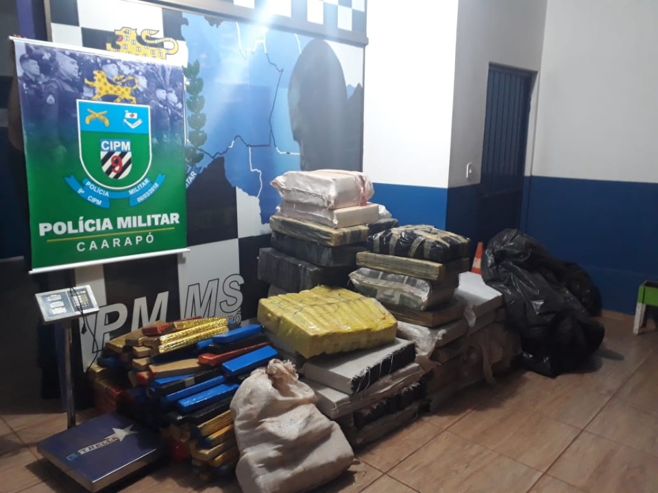 Traficantes são flagrados fazendo baldeação de droga entre veículos em terreno baldio