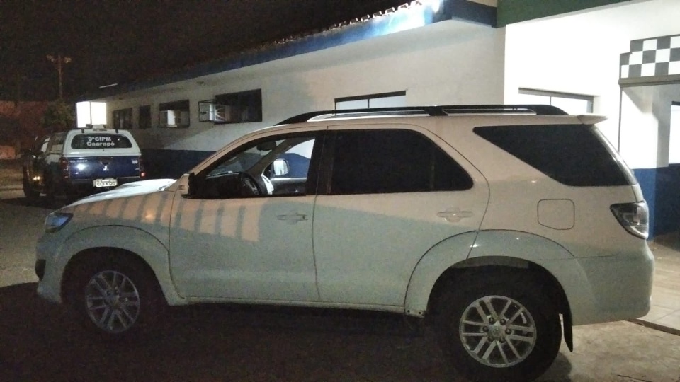 Traficantes são flagrados fazendo baldeação de droga entre veículos em terreno baldio