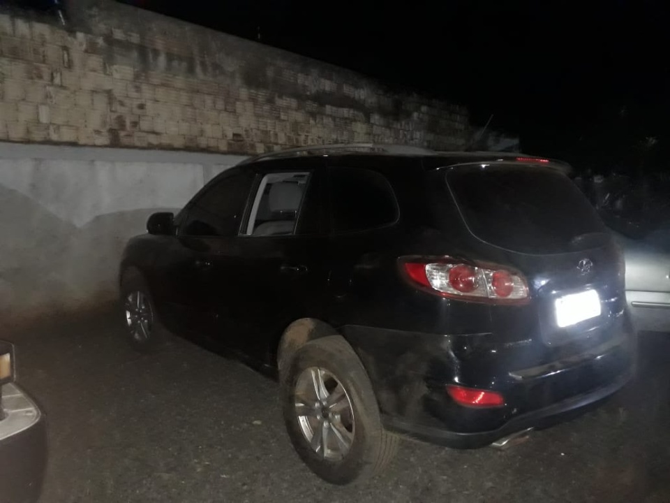 Traficantes são flagrados fazendo baldeação de droga entre veículos em terreno baldio