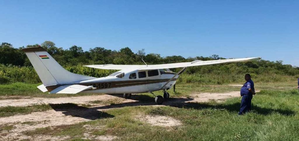 Polícia apreende avião carregado com 385 quilos de cocaína na fronteira Polícia apreende avião carregado com 385 quilos de cocaína na fronteira