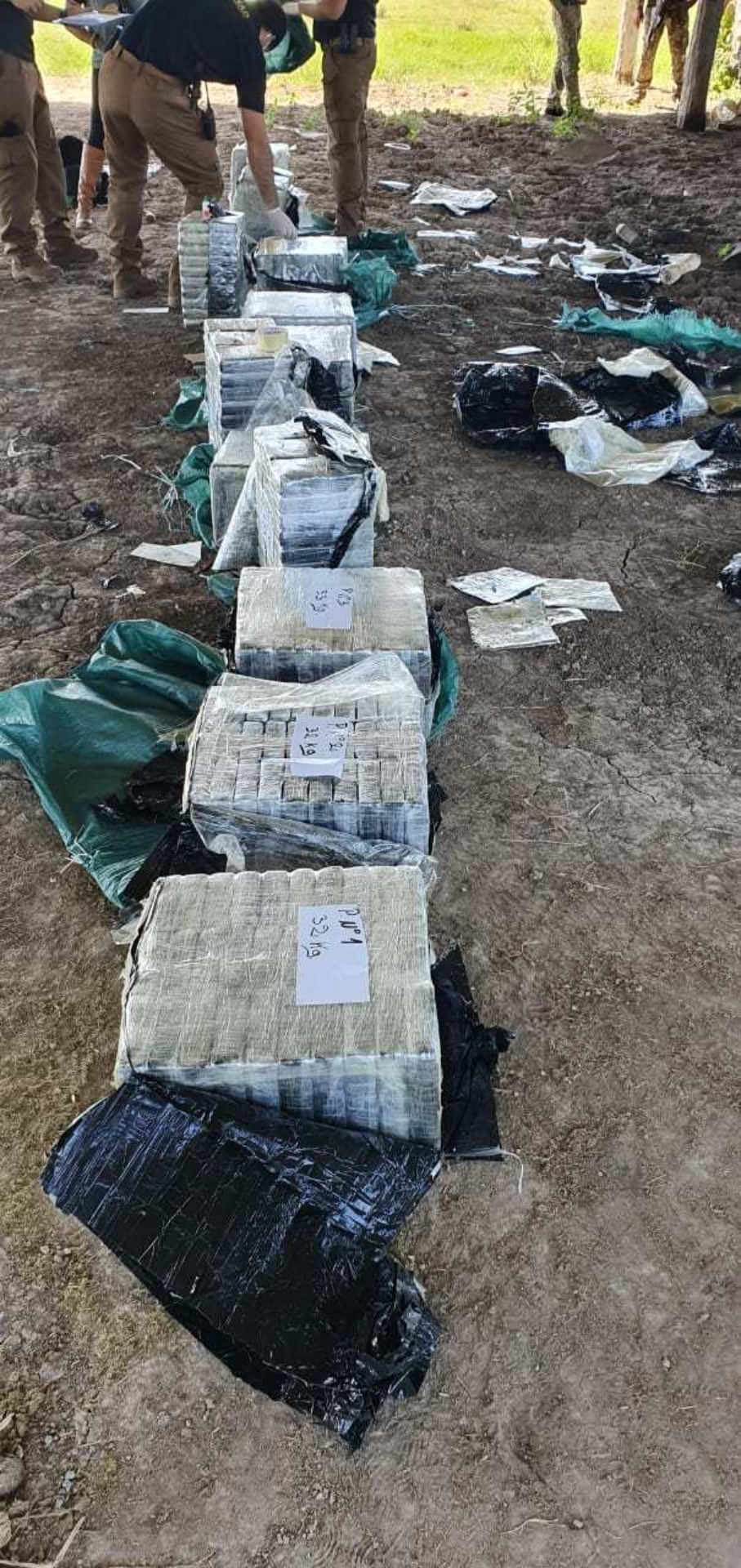 Polícia apreende avião carregado com 385 quilos de cocaína na fronteira Polícia apreende avião carregado com 385 quilos de cocaína na fronteira
