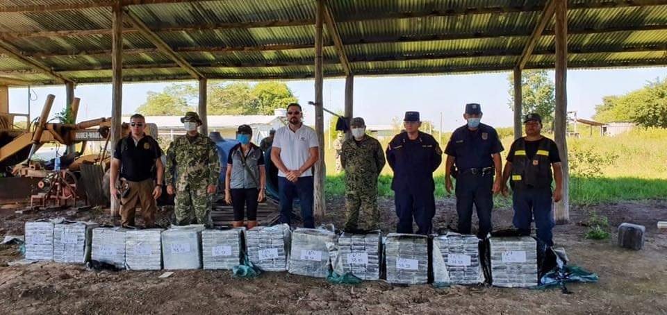 Polícia apreende avião carregado com 385 quilos de cocaína na fronteira Polícia apreende avião carregado com 385 quilos de cocaína na fronteira