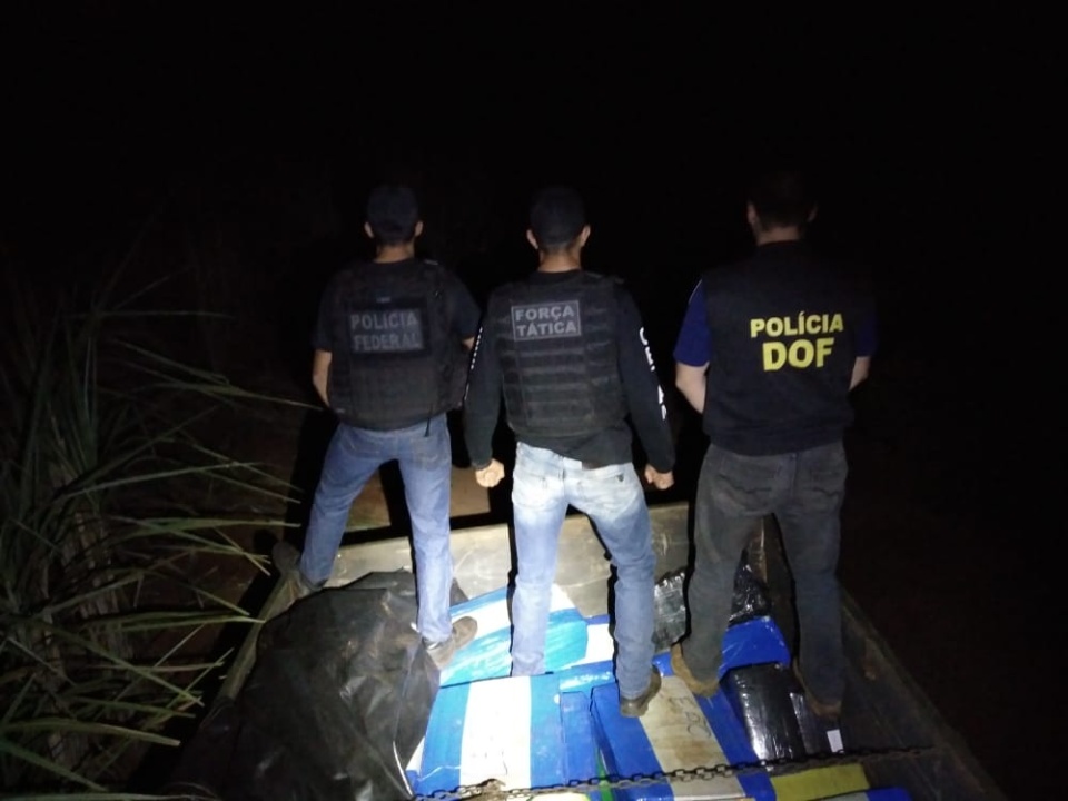 Ação conjunta apreende dois adolescentes com quase 3,5 toneladas de maconha em F-350