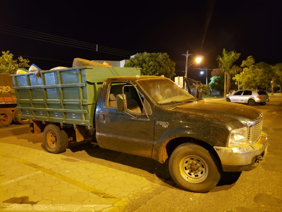 Ação conjunta apreende dois adolescentes com quase 3,5 toneladas de maconha em F-350