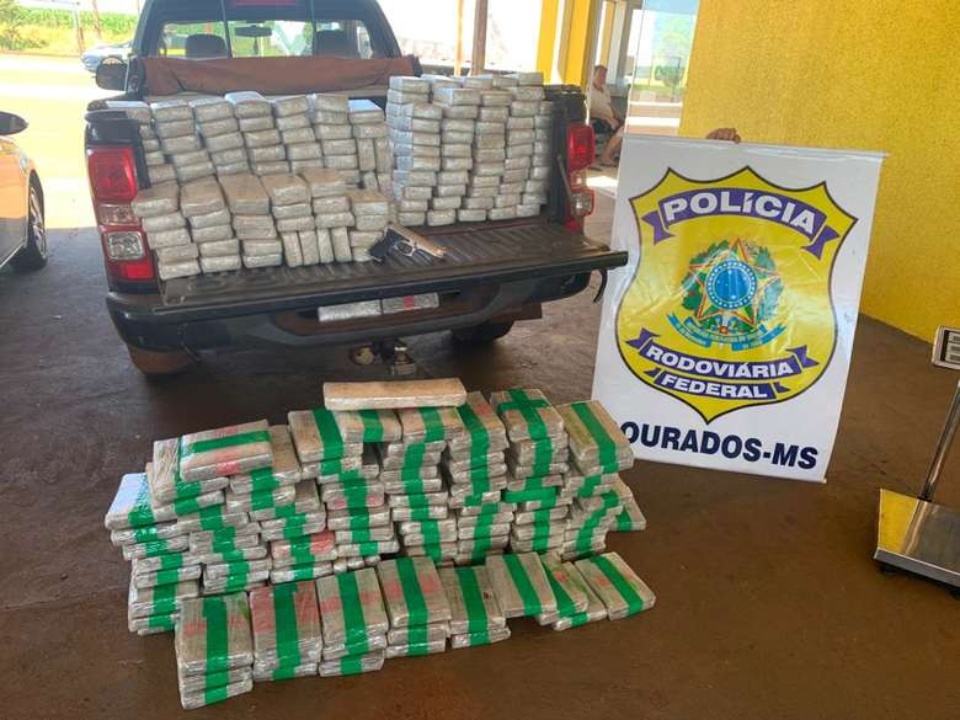 PRF apreende pasta base de cocaína e maconha em caminhão
