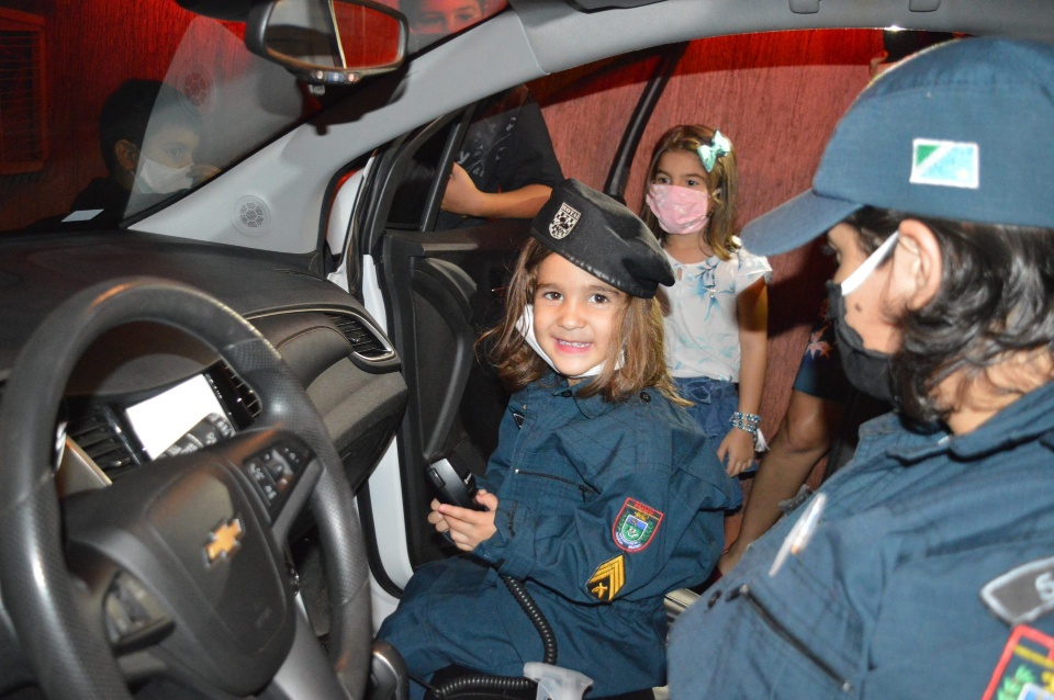 PM aparece de surpresa em aniversário de criança de 4 anos que sonha ser policial