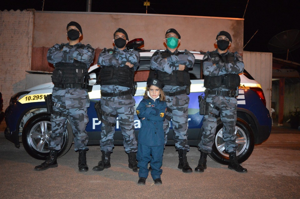 PM aparece de surpresa em aniversário de criança de 4 anos que sonha ser policial PM aparece de surpresa em aniversário de criança de 4 anos que sonha ser policial