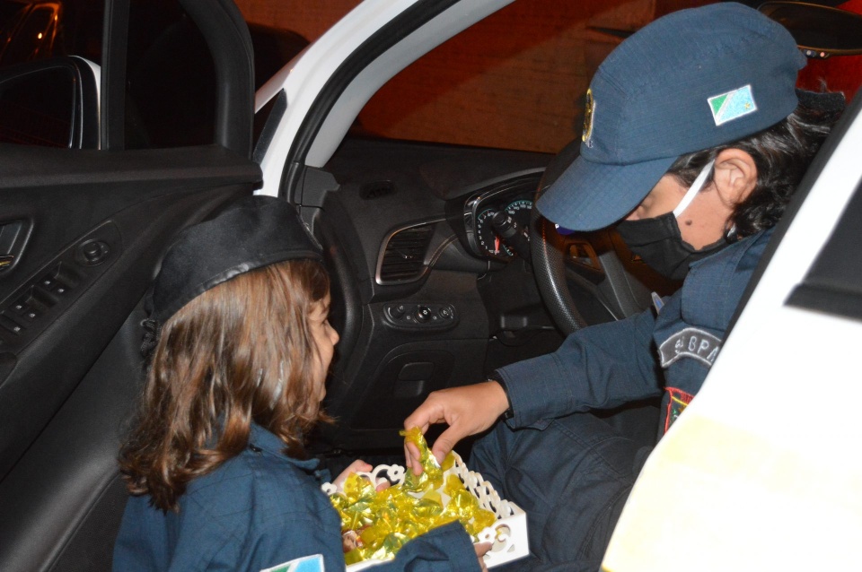 PM aparece de surpresa em aniversário de criança de 4 anos que sonha ser policial PM aparece de surpresa em aniversário de criança de 4 anos que sonha ser policial