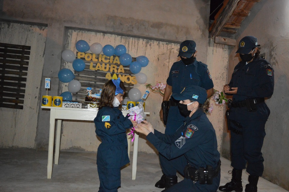 PM aparece de surpresa em aniversário de criança de 4 anos que sonha ser policial PM aparece de surpresa em aniversário de criança de 4 anos que sonha ser policial