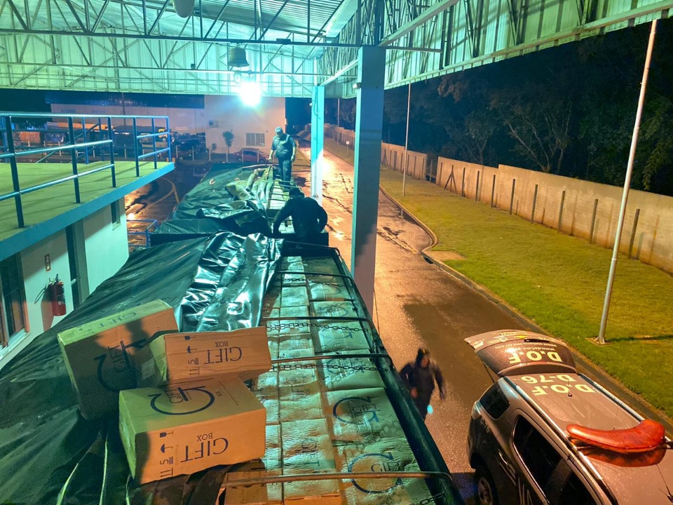 Carreta roubada é apreendida com 70 mil pacotes de cigarros contrabandeados