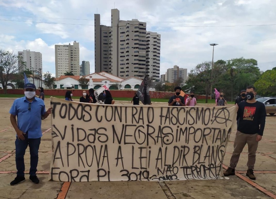 Manifestantes vão a Praça do Rádio e pedem fim da violência contra negros e indígenas