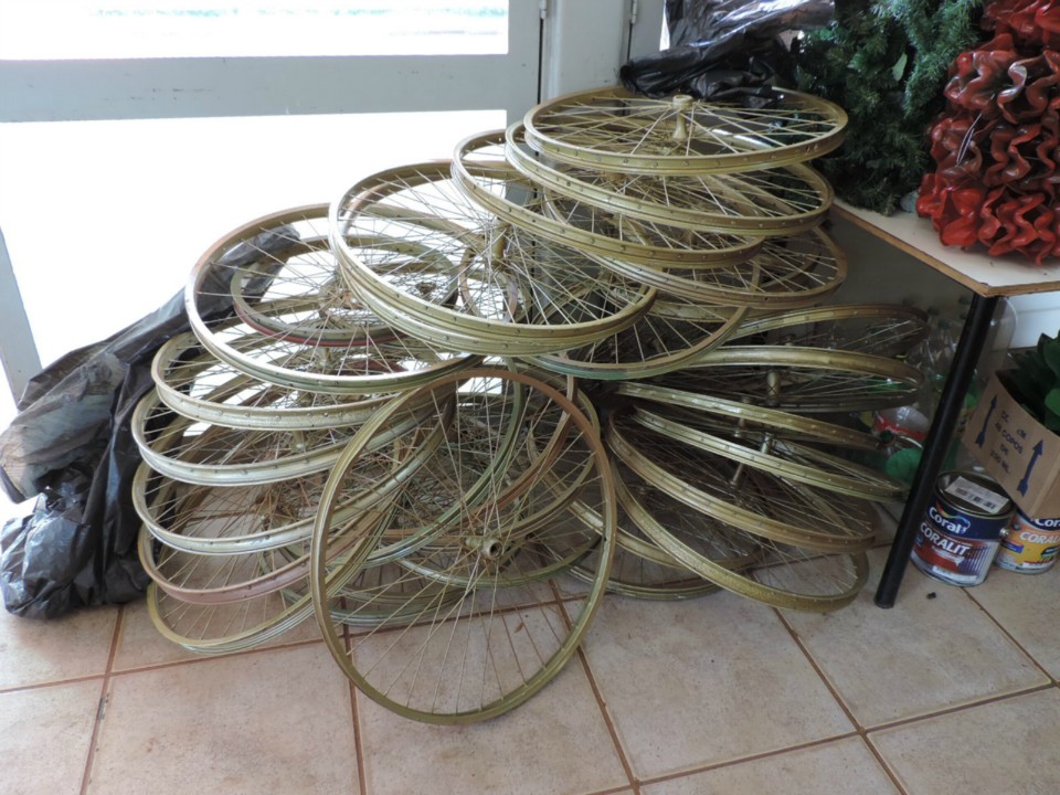 Mais de 10 mil garrafas serão usadas para decorar praça