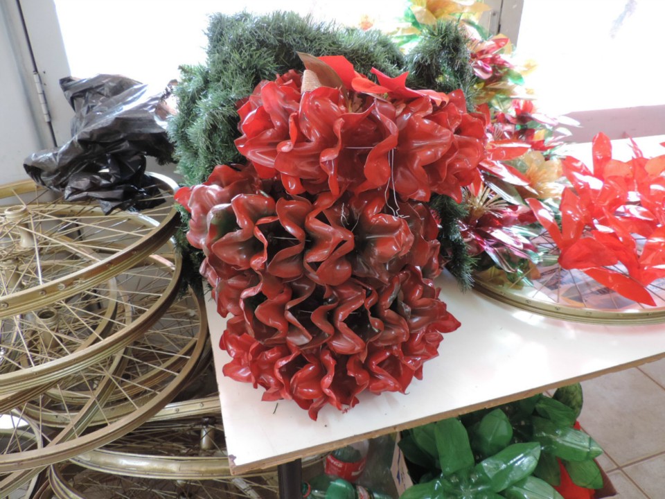 Mais de 10 mil garrafas serão usadas para decorar praça