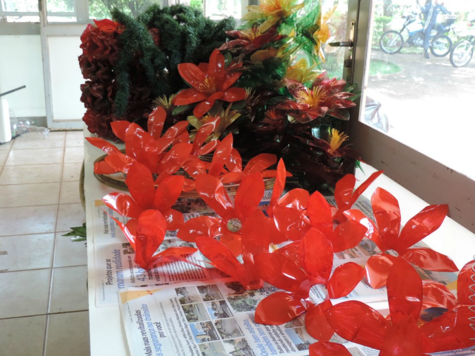 Mais de 10 mil garrafas serão usadas para decorar praça