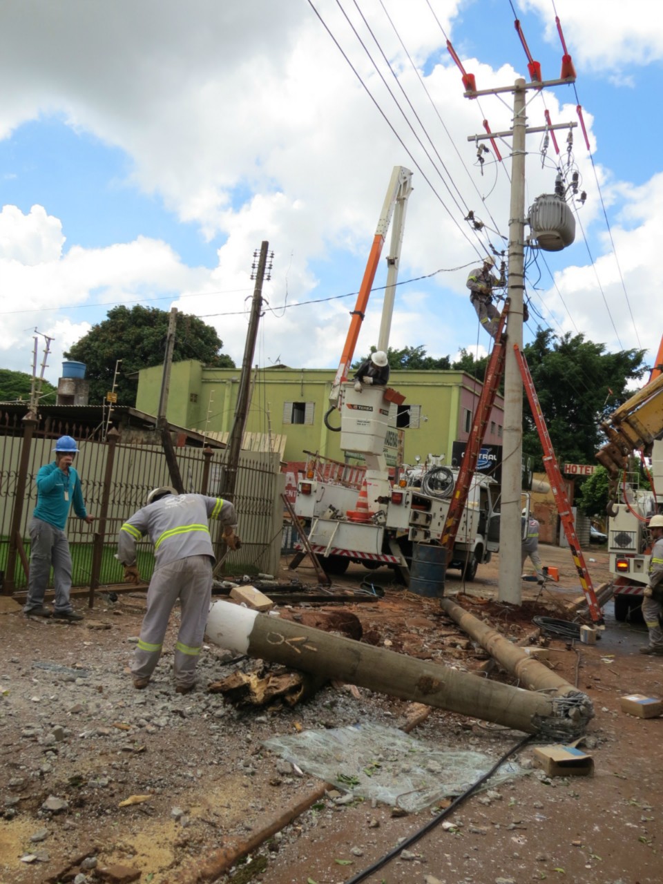 Operários trabalham para restabelecer serviço de energia e internet próximo à Prefeitura