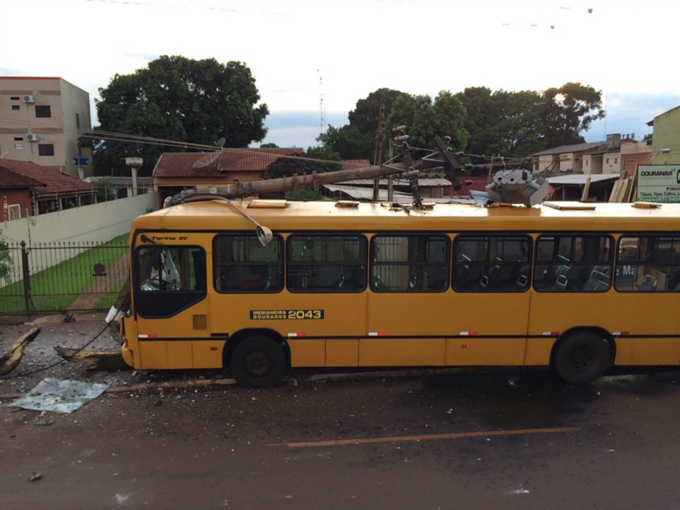 Operários trabalham para restabelecer serviço de energia e internet próximo à Prefeitura