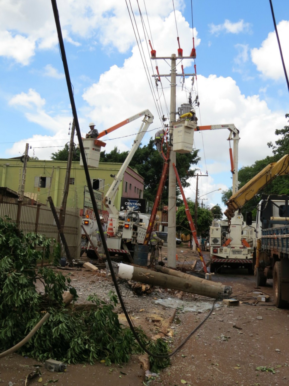 Operários trabalham para restabelecer serviço de energia e internet próximo à Prefeitura