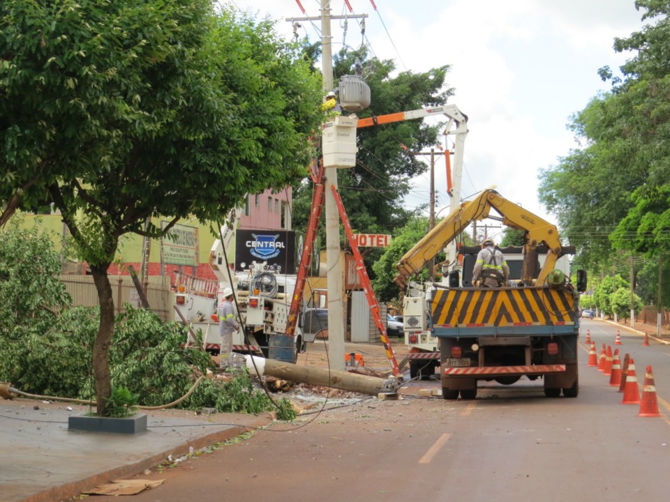 Operários trabalham para restabelecer serviço de energia e internet próximo à Prefeitura
