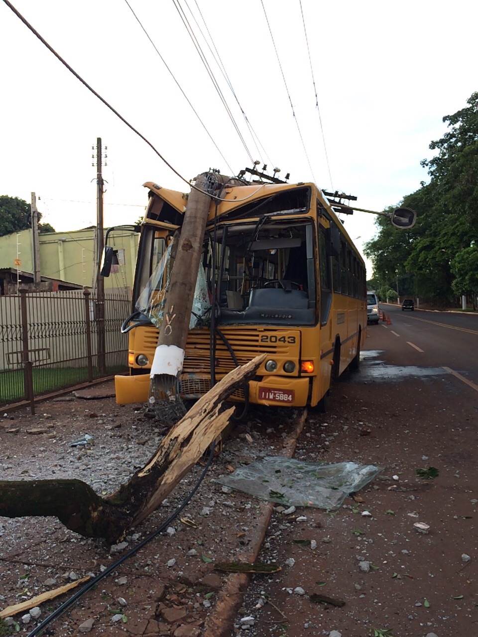 Operários trabalham para restabelecer serviço de energia e internet próximo à Prefeitura