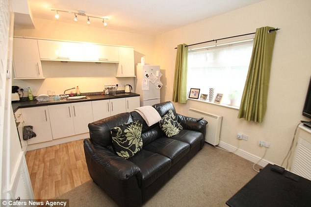 Conheça a menor casa isolada da Grã-Bretanha, que possui 17 metros quadrados e custa mais de 400 mil reais