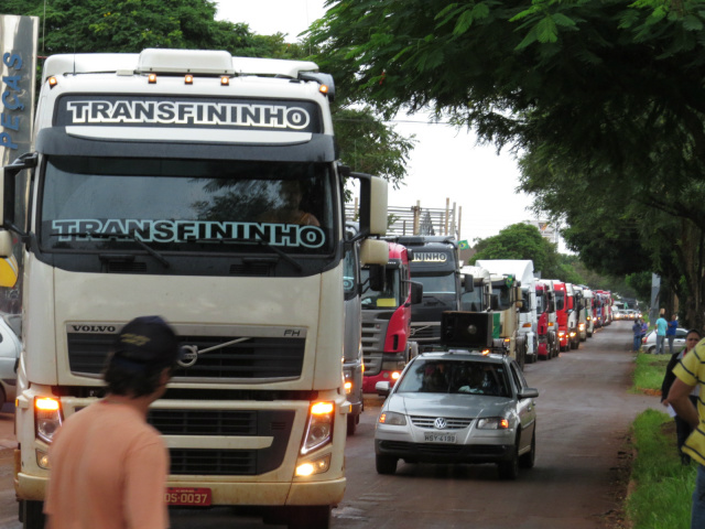 Chuva não atrapalha e centenas participam de carreata do manifesto em Dourados