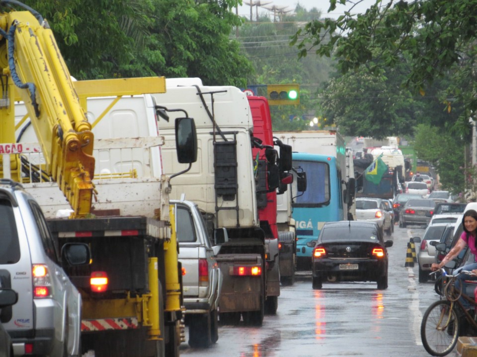 Chuva não atrapalha e centenas participam de carreata do manifesto em Dourados