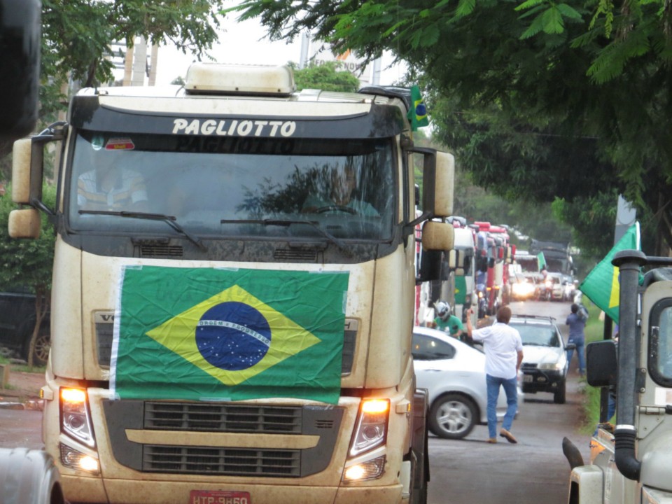 Chuva não atrapalha e centenas participam de carreata do manifesto em Dourados