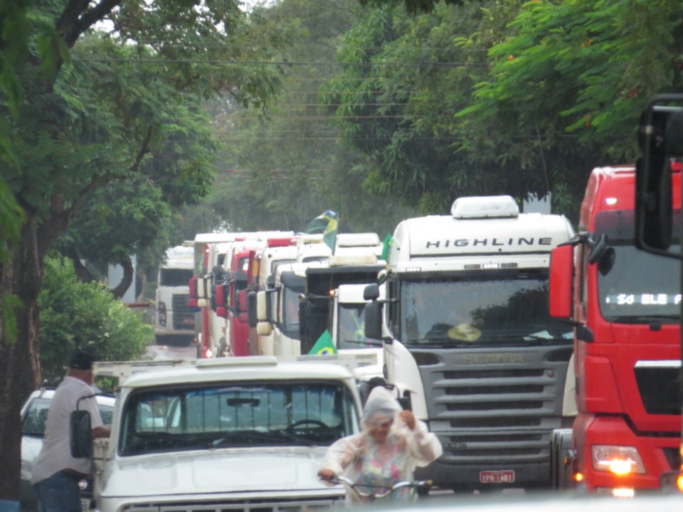 Chuva não atrapalha e centenas participam de carreata do manifesto em Dourados