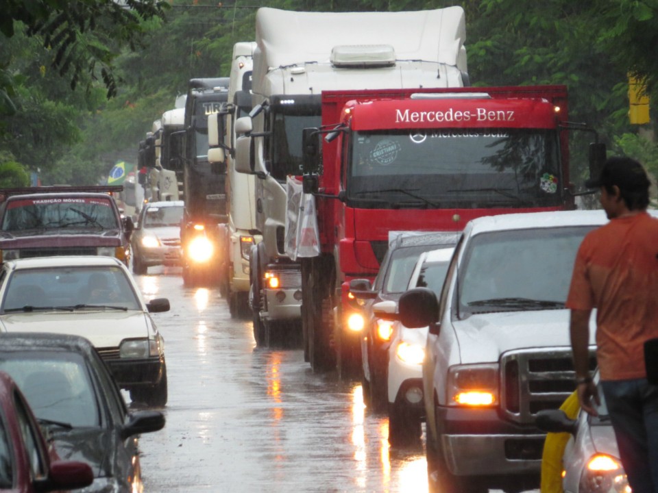 Chuva não atrapalha e centenas participam de carreata do manifesto em Dourados