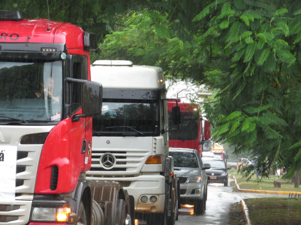 Chuva não atrapalha e centenas participam de carreata do manifesto em Dourados