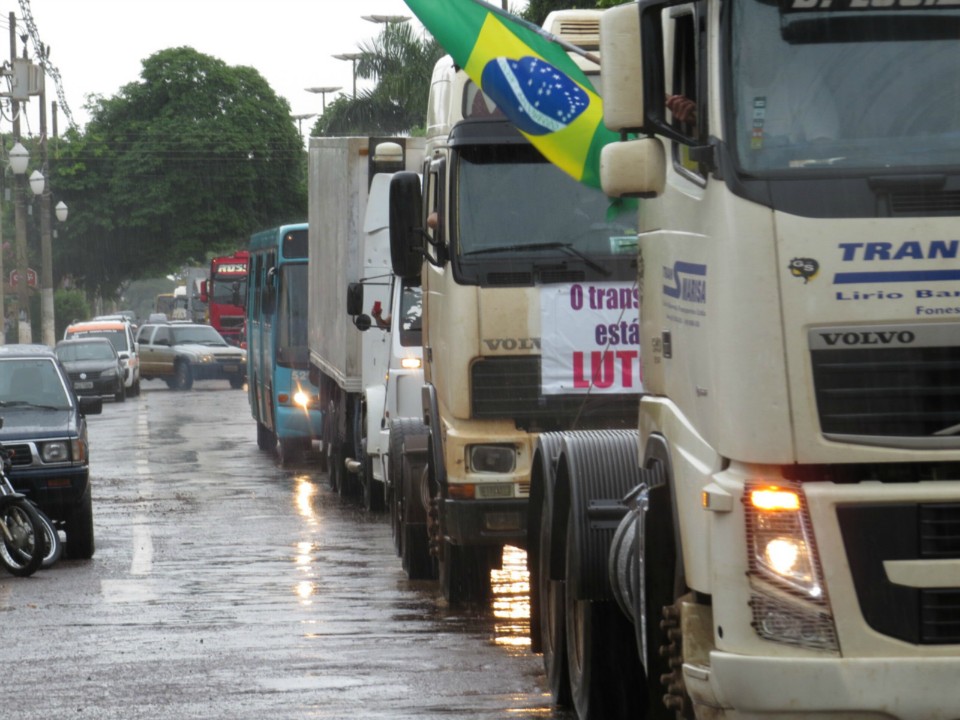 Chuva não atrapalha e centenas participam de carreata do manifesto em Dourados