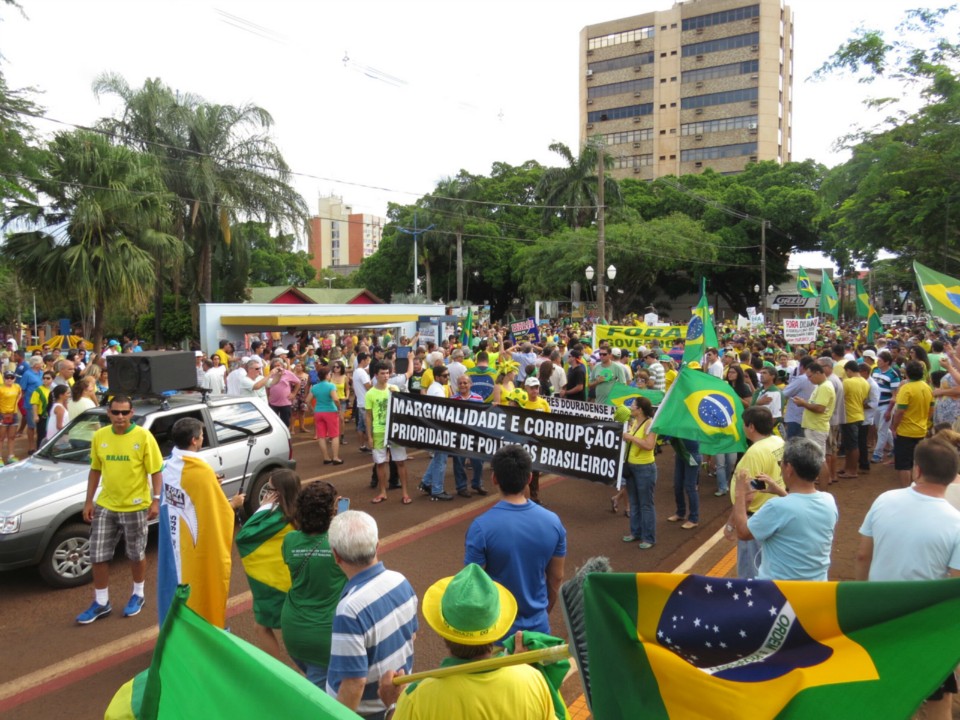 Seis mil manifestam em Dourados por impeachment