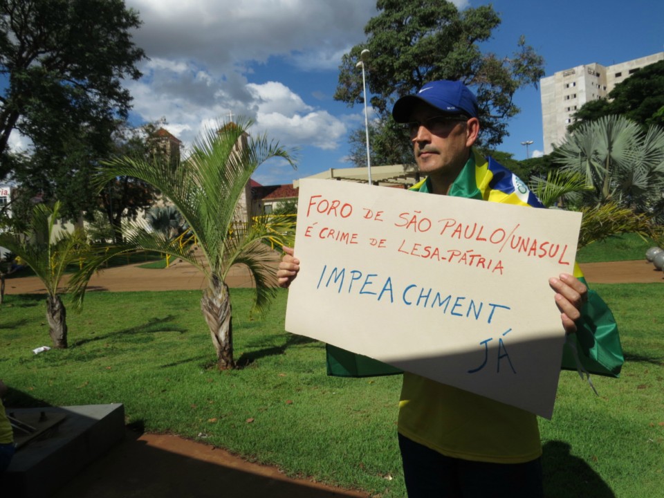 Seis mil manifestam em Dourados por impeachment