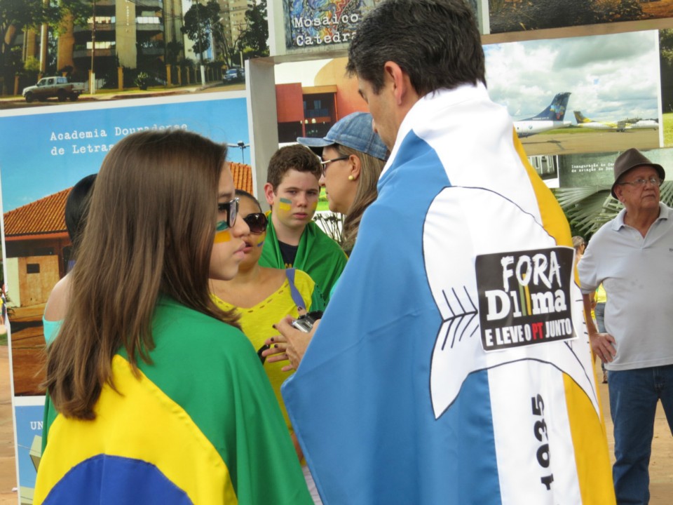 Seis mil manifestam em Dourados por impeachment