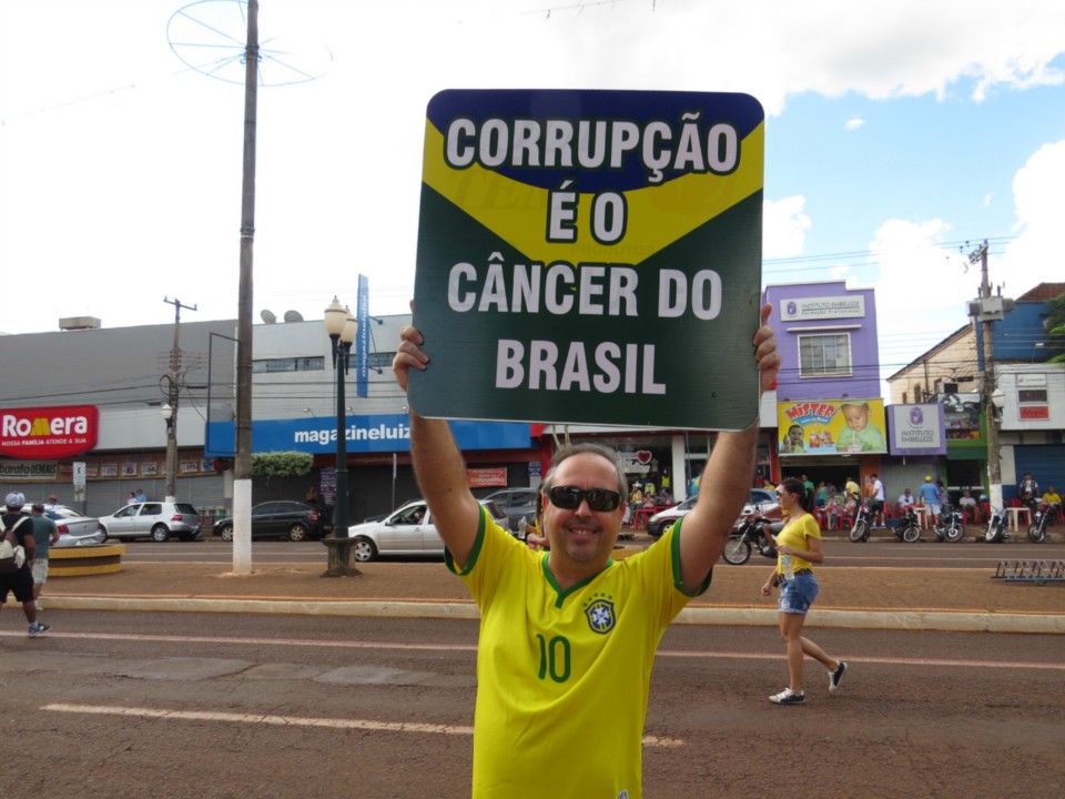 Seis mil manifestam em Dourados por impeachment