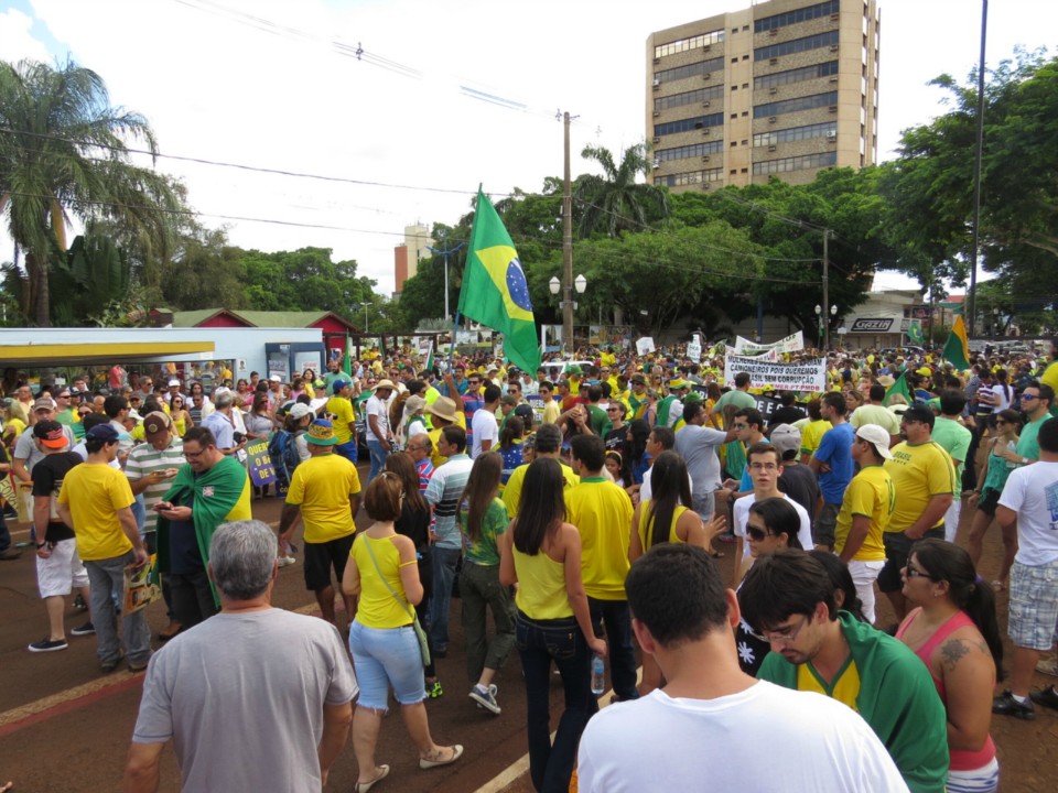 Seis mil manifestam em Dourados por impeachment