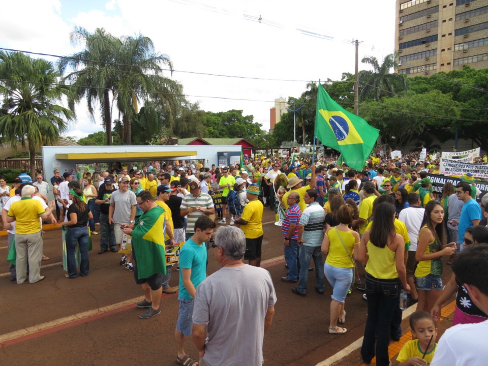 Seis mil manifestam em Dourados por impeachment