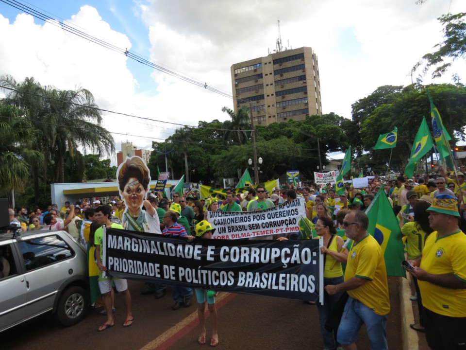 Seis mil manifestam em Dourados por impeachment