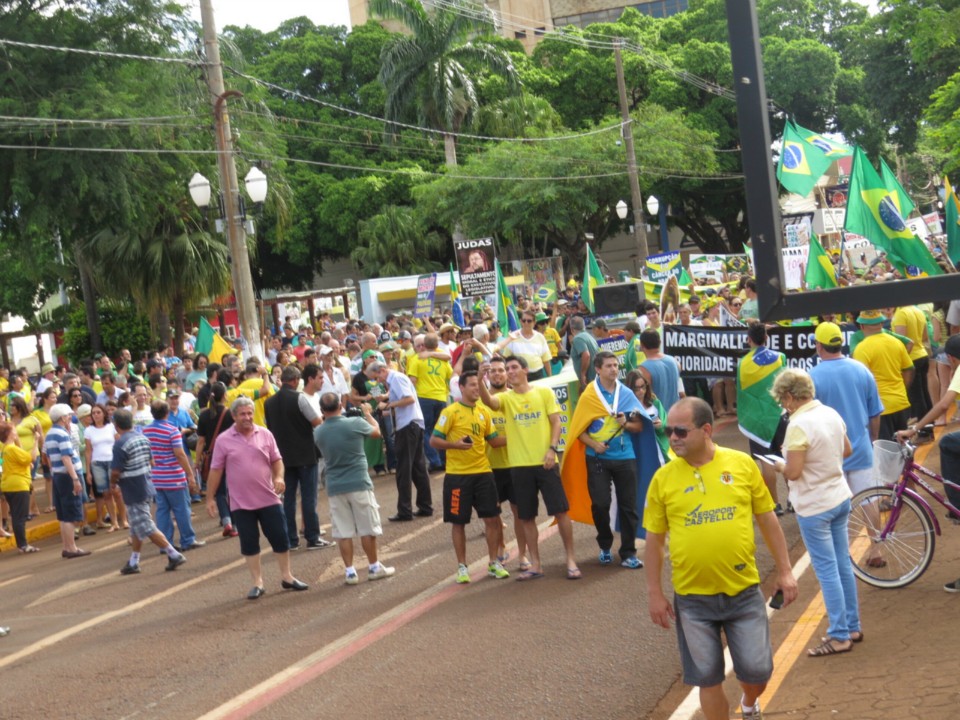 Seis mil manifestam em Dourados por impeachment